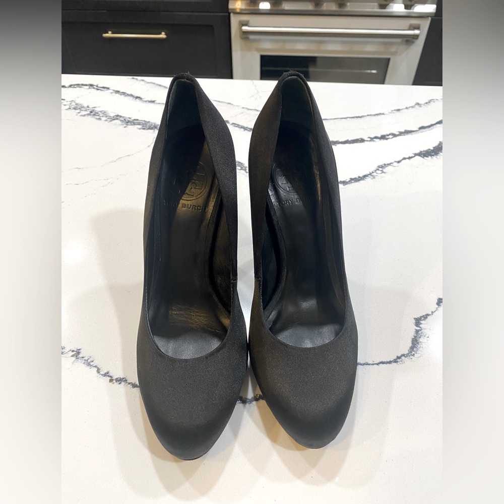 Tory Burch 4” heel, only sign of wear is on the lower heel (see picture).